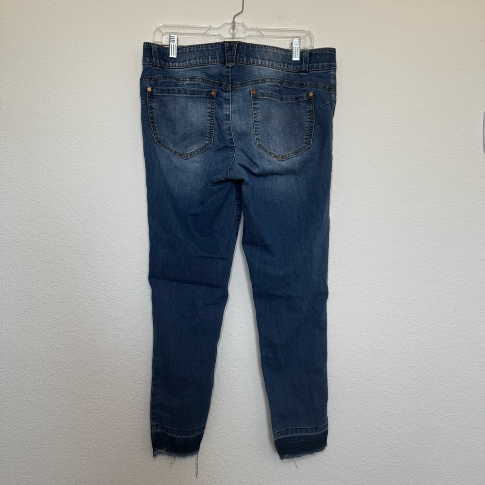 Democracy Blue Ankle Cropped Jeans with Tapered Leg 12 - Picture 3 of 3